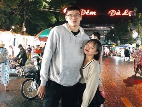 Co gai 1,45 m cua do cau thu bong ro 1,87 m o TP.HCM hinh anh