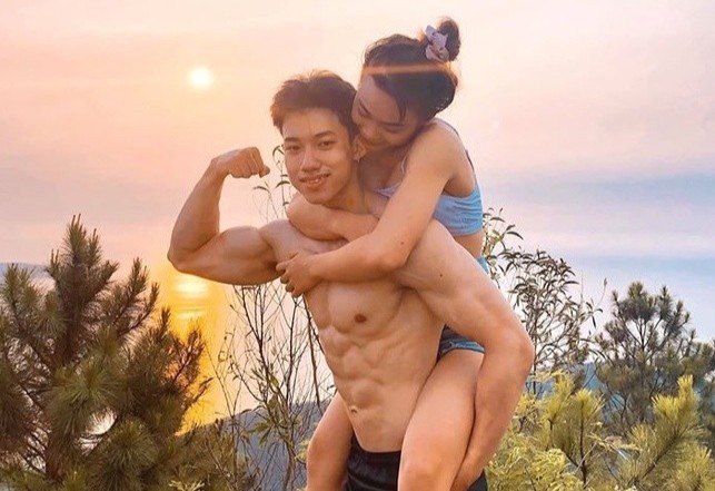 Di tap gym, co gai cua do chang huan luyen vien kem tuoi hinh anh