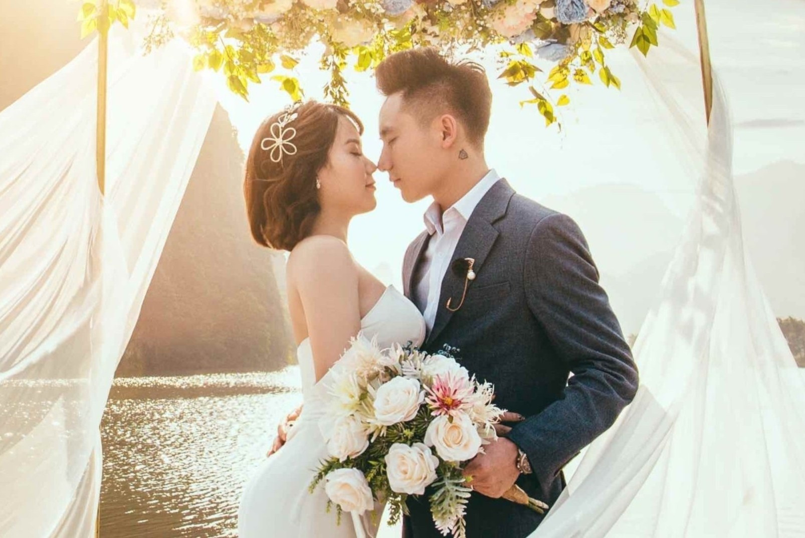 Ruc rich chup anh cuoi, dang ky ket hon ngay sau gian cach xa hoi hinh anh