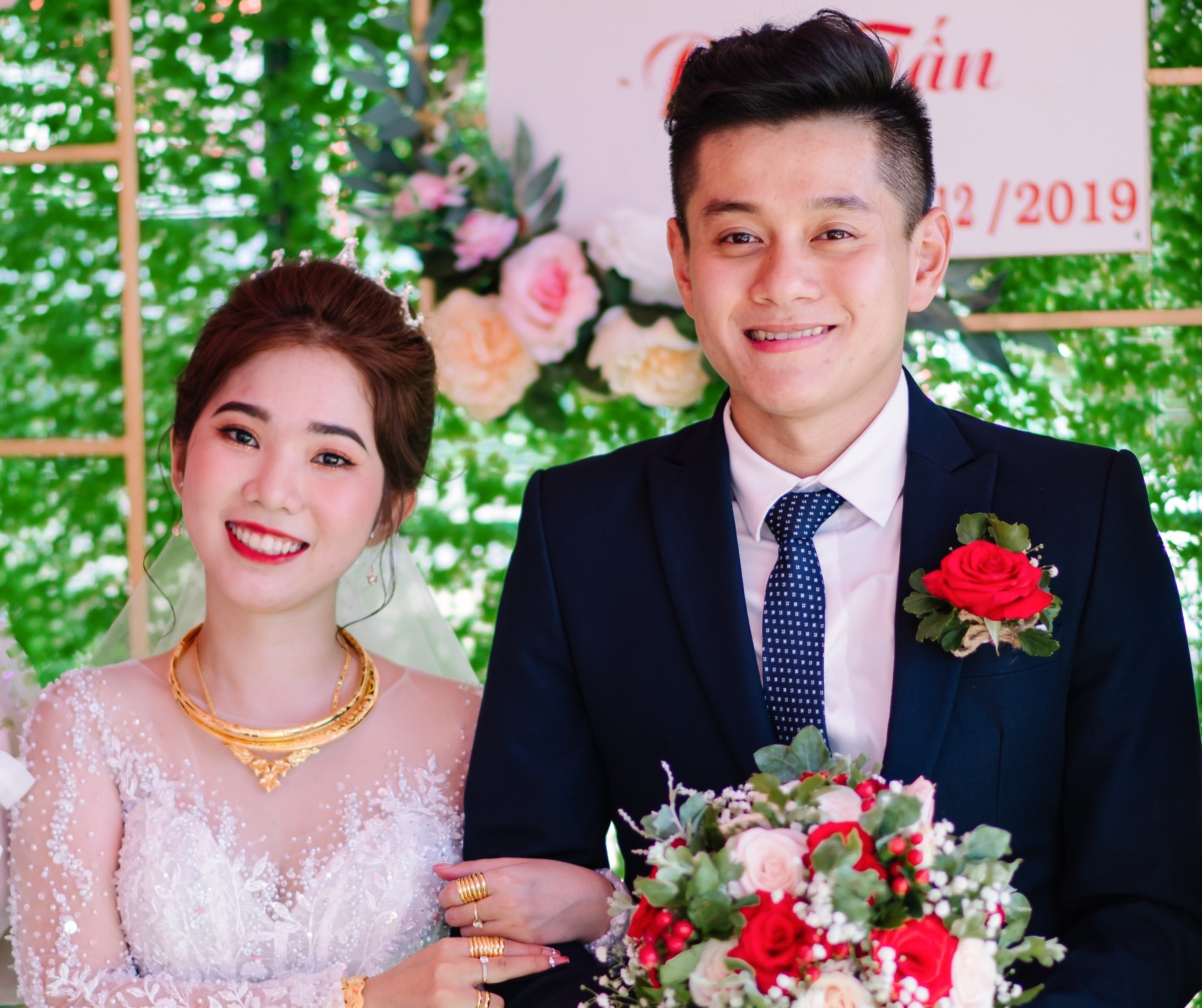 Co gai gap chong tuong lai nho mot lan 'tha tim dao’ tren mang hinh anh