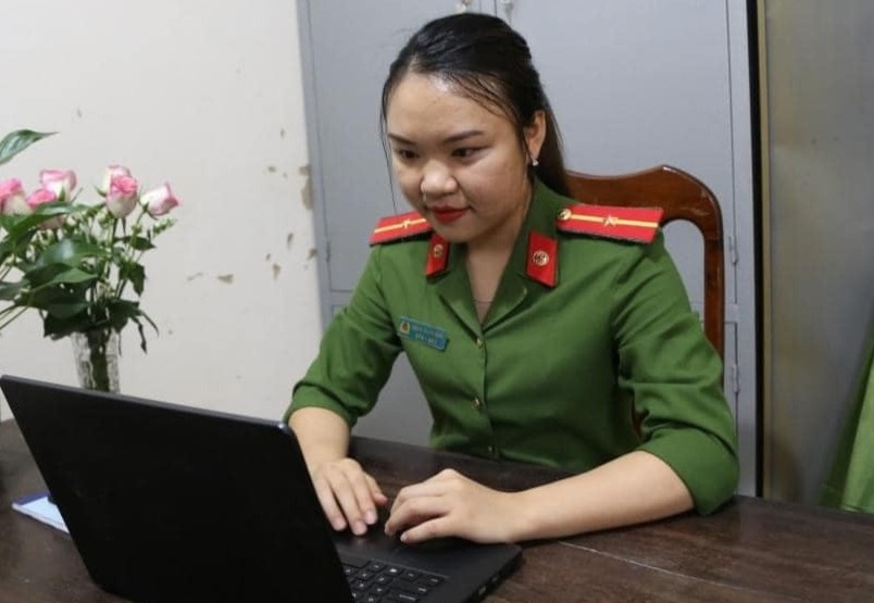 Nu cong an nhan day tieng Anh, hoc phi chuyen thang den quy chong dich hinh anh