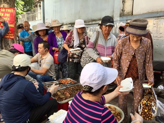 đôi vợ chồng tặng cơm ảnh 1 doi vo chong tang com anh 1