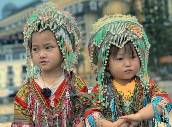 Nu cuoi rang ro cua 2 co be ban hang rong o Sa Pa hinh anh