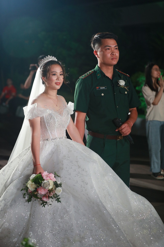 đám cưới của cô giáo và chú bộ đội ảnh 4 dam cuoi cua co giao va chu bo doi anh 4