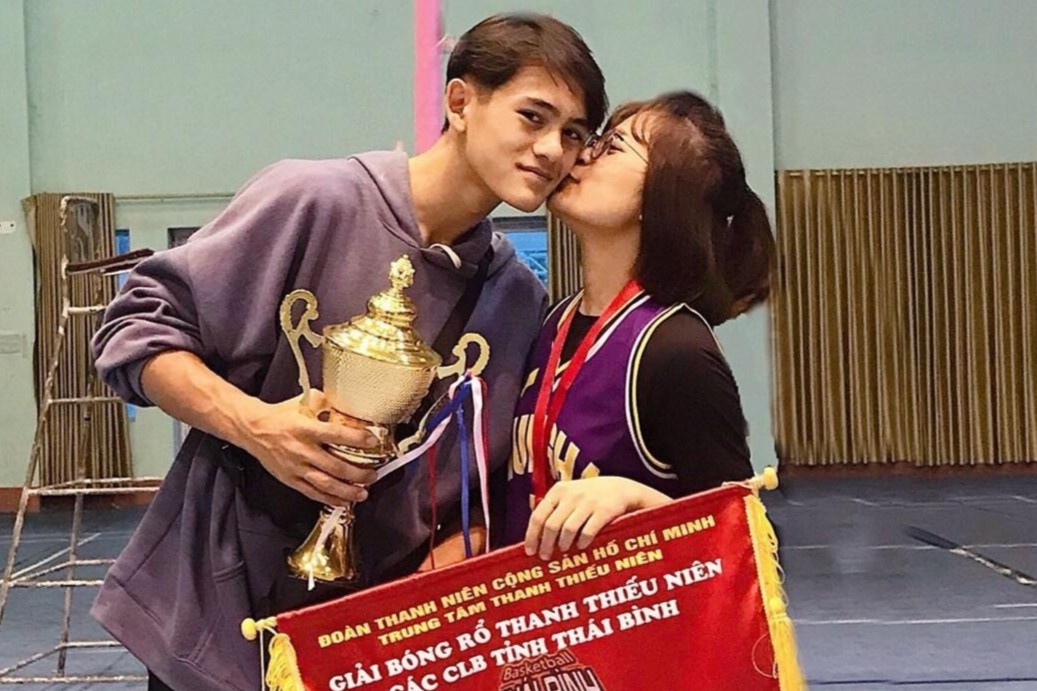 Chang cau thu bong ro tan do chi gai hon tuoi sau 7 lan to tinh hinh anh