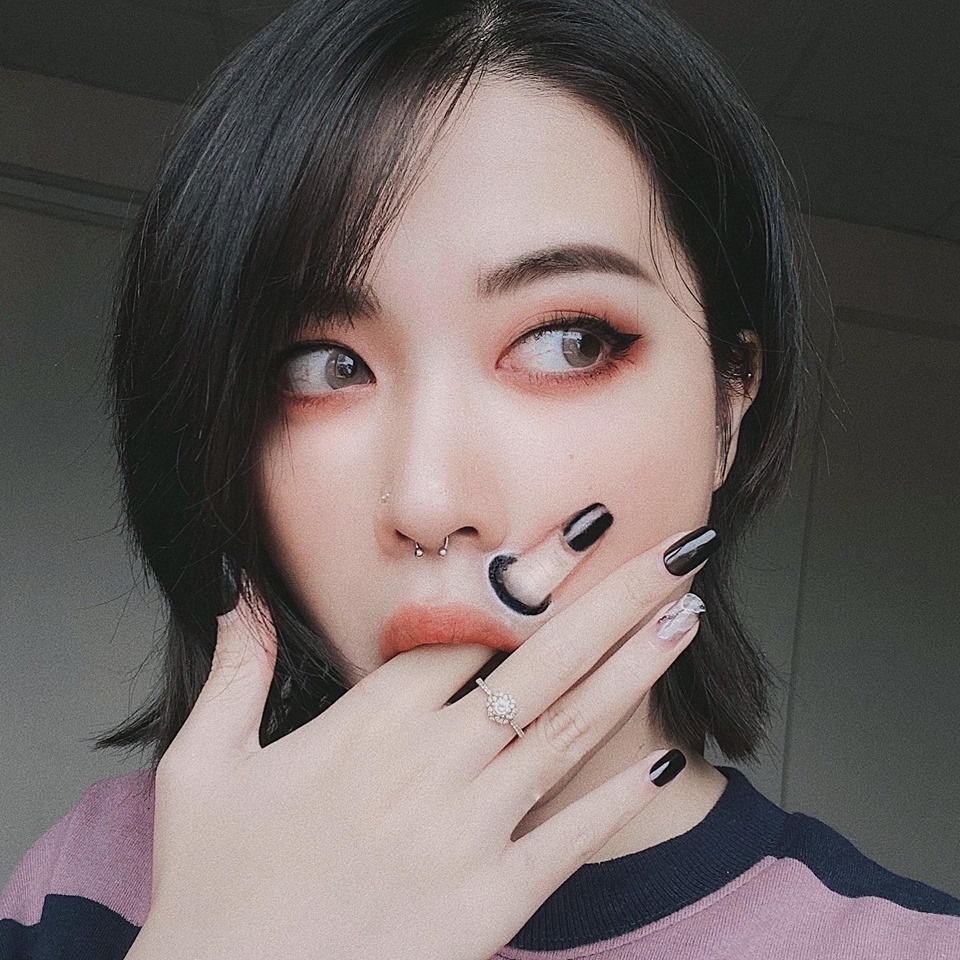 co gai hoa trang kinh di anh 1