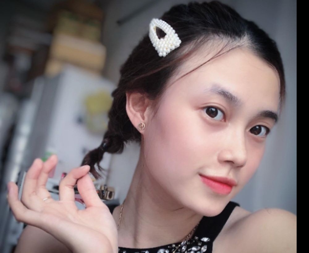 Co giao xinh dep quay clip cung hoc sinh hinh anh