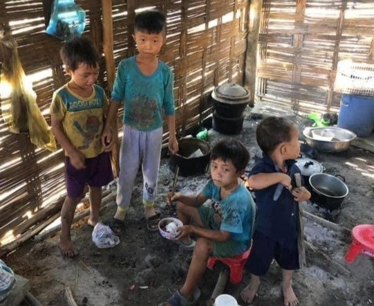 Nguoi chup anh 4 em nho an ve sau: Nhieu nguoi da lien lac giup cac be hinh anh