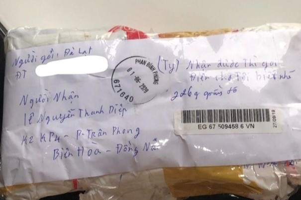 Bi mat vi khi di du lich, 9X duoc nguoi nhat dong goi gui ve tan nha hinh anh