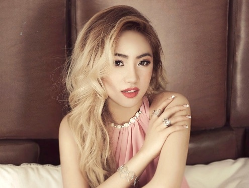 con gai nghe si cai luong noi tieng anh 12