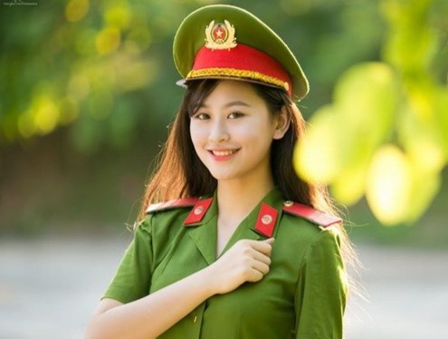 Hoa khoi truong Canh sat, An ninh hoc gioi, biet nhieu ngoai ngu hinh anh