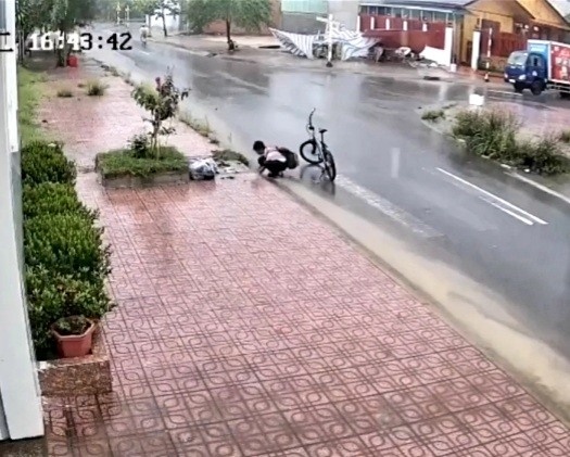 nam sinh dong nai nhat rac o nap cong anh 1