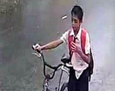 Cau be 12 tuoi nhat rac tren nap cong hinh anh