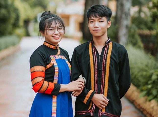 Lop hoc chup anh ky yeu tai hien trang phuc cac dan toc Viet Nam hinh anh
