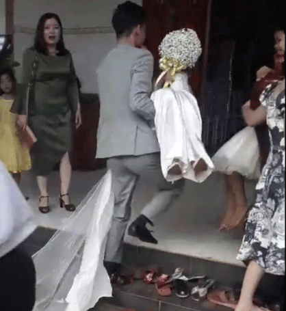 co bau khong duoc vao cua truoc anh 1