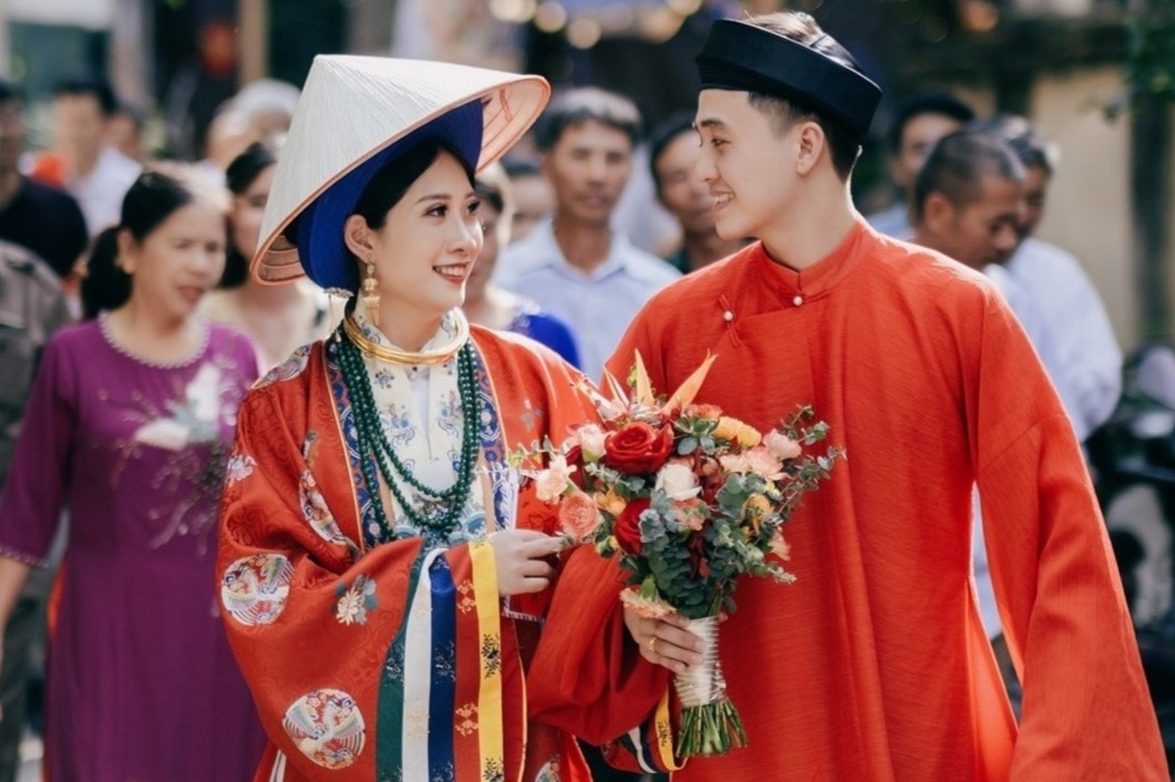 Co dau chu re dien co phuc trieu Nguyen trong ngay cuoi hinh anh