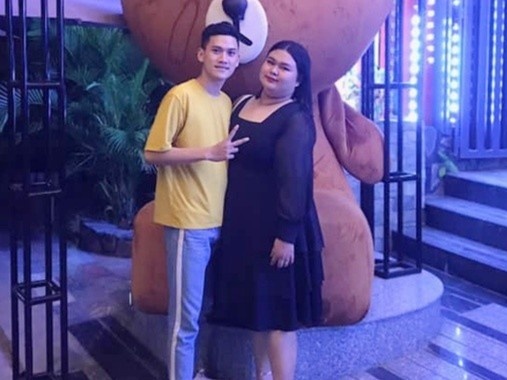 Tinh yeu dua lech cua co gai Binh Phuoc nang gan mot ta hinh anh