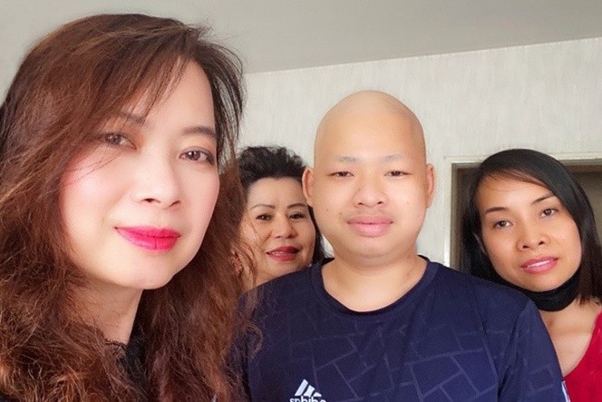 Cong dong nguoi Viet o chau Au giup chang trai ung thu ve nuoc hinh anh