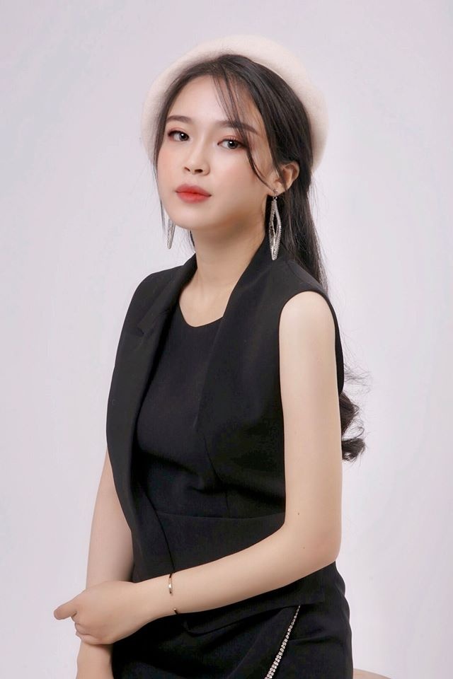 nu sinh bao chi tung thi hoa hau anh 8