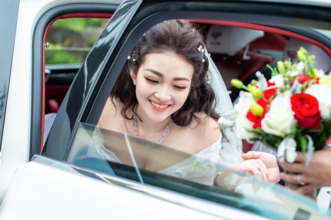 Cac co dau noi tren MXH vi co dam cuoi xa hoa gio ra sao hinh anh