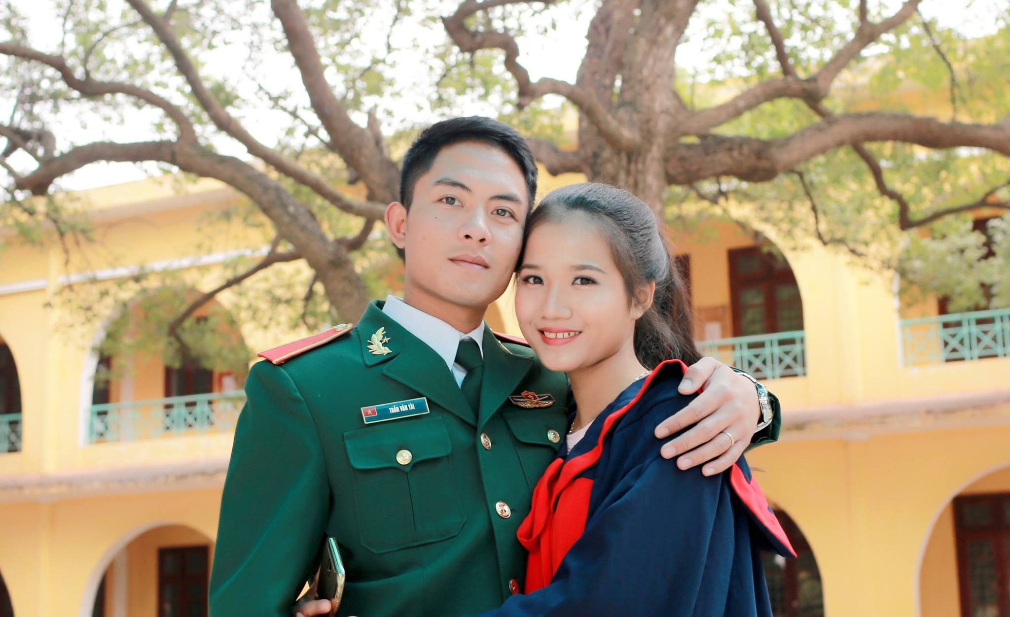 chuyen tinh chang bo doi va co ban cung ban anh 1