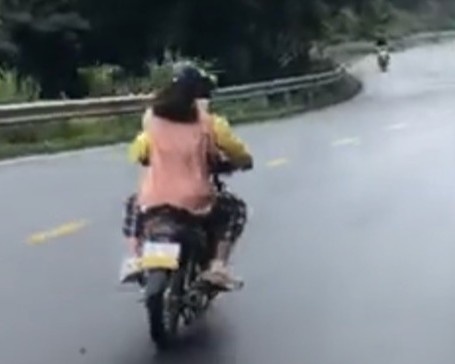 đôi trẻ bấm còi inh ỏi ảnh 1 doi tre bam coi inh oi anh 1