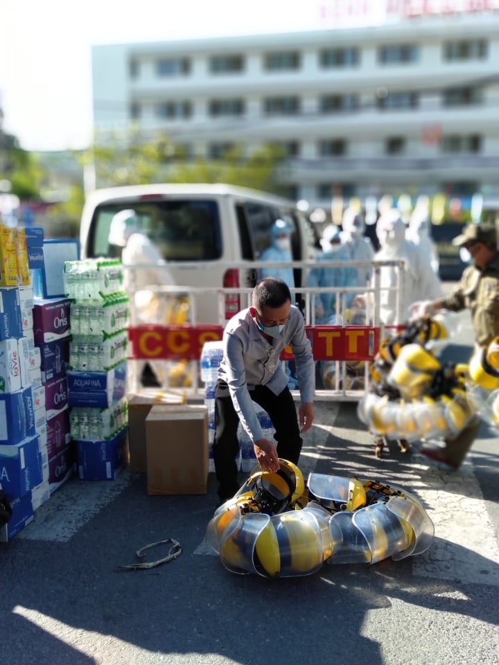 tang y bac si dang chong dich anh 4