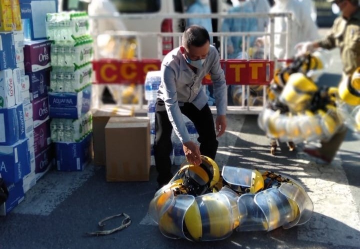 Dan tiep te do an, chan man, ta bim cho bac si Da Nang chong dich hinh anh