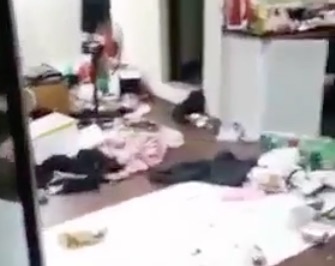 Nu sinh dai hoc de rac chat dong trong phong hinh anh