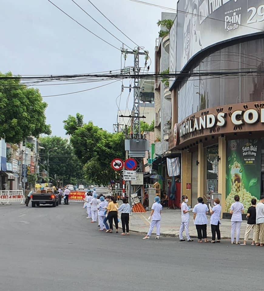 nhân viên xếp hàng vào chống dịch ảnh 1 nhan vien xep hang vao chong dich anh 1