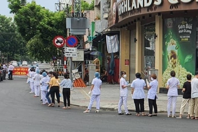 Nhan vien y te, sinh vien Da Nang xep hang di tinh nguyen chong dich hinh anh