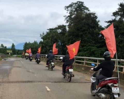 Doan thanh nien cho loa di tuyen truyen nguoi dan phong chong dich hinh anh