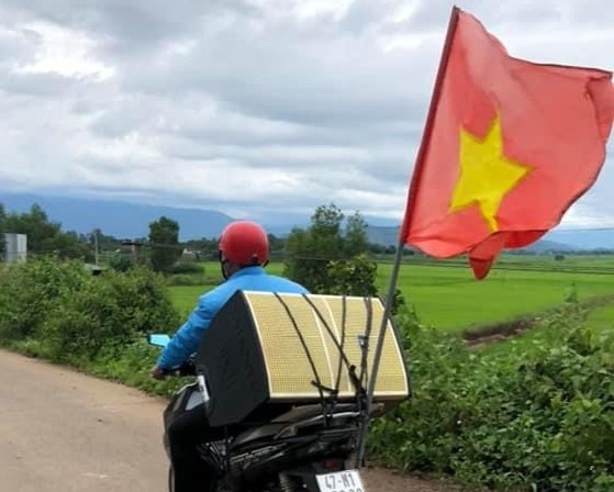 Chang trai Dak Lak cho loa di tuyen truyen nguoi dan chong dich hinh anh