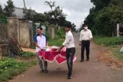 Dam cuoi o Dak Lak ngay dich, hang xom khieng ban tiec ve nha tu an hinh anh