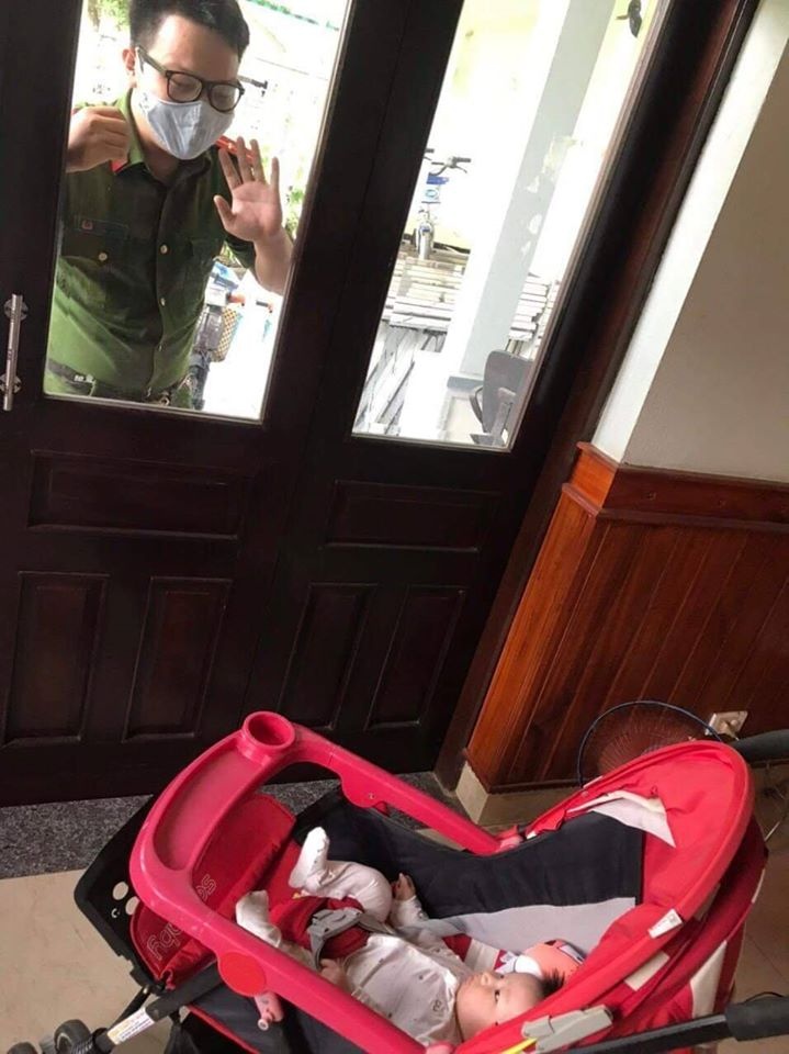 chiến sĩ công an vẫy chào con ảnh 1 chien si cong an vay chao con anh 1