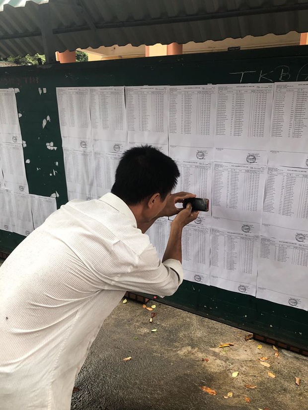 người cha dùng điện thoại cũ chụp điểm thi cho con gái ảnh 3 nguoi cha dung dien thoai cu chup diem thi cho con gai anh 3