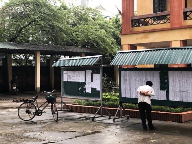 nguoi cha dung dien thoai cu chup diem thi cho con gai anh 1