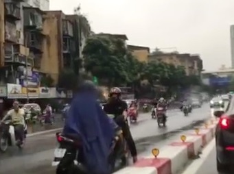 Nguoi ngoai quoc chan thanh nien di nguoc chieu o cau vuot hinh anh