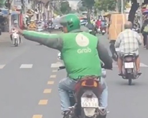 Tai xe xe om cong nghe xin duong cho xe cap cuu o TP.HCM hinh anh