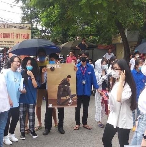 mang ảnh thần tượng đến cổ vũ ảnh 1 mang anh than tuong den co vu anh 1