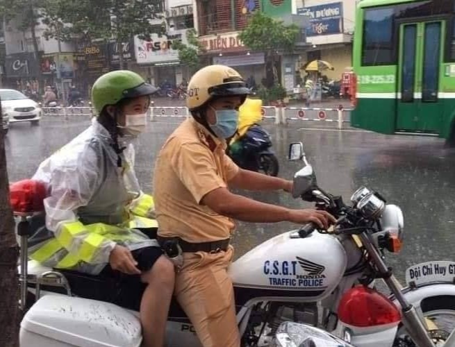 CSGT nhuong ao mua, cho thi sinh toi diem thi bang xe chuyen dung hinh anh