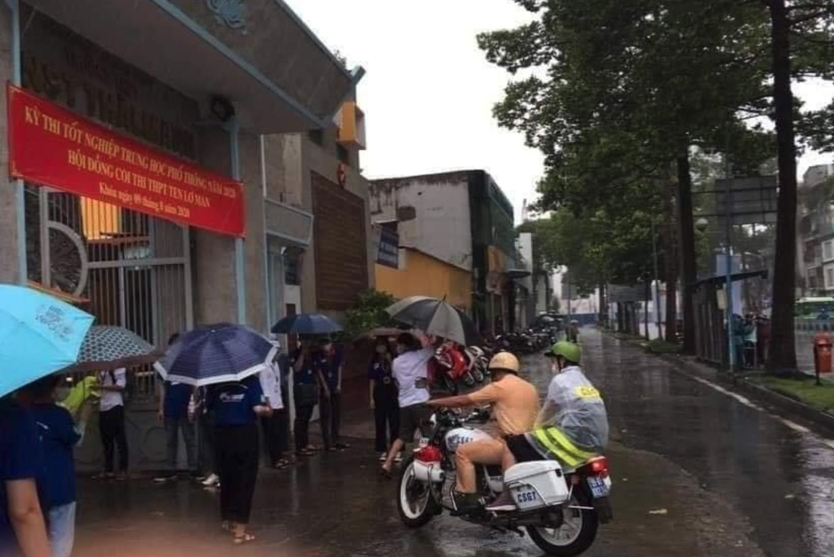 csgt nhuong ao mua anh 2