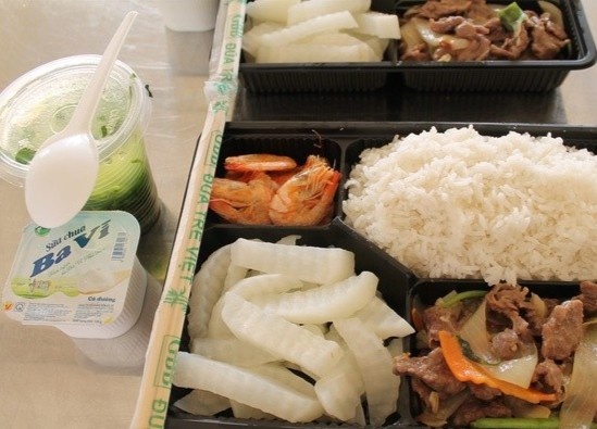 Nguoi phu nu gay buc xuc vi lam loan tai san bay, che khu cach ly hinh anh