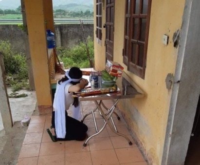 lap ban tho me trong khu cach ly anh 1