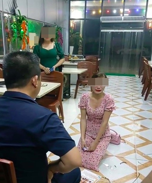 xử lý nghiêm vụ khách nữ quỳ gối ảnh 1 xu ly nghiem vu khach nu quy goi anh 1