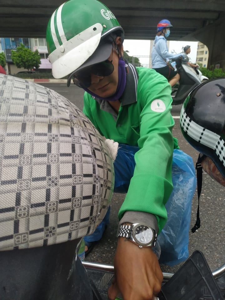 nguoi dan ong mua xang giup nguoi la anh 1