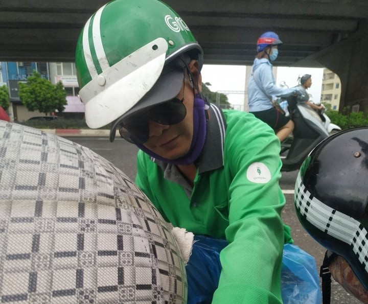 Nguoi lai xe om mua xang giup co gai la giua duong hinh anh