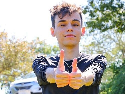 Chang trai My co ngon tay tu keo dai hinh anh