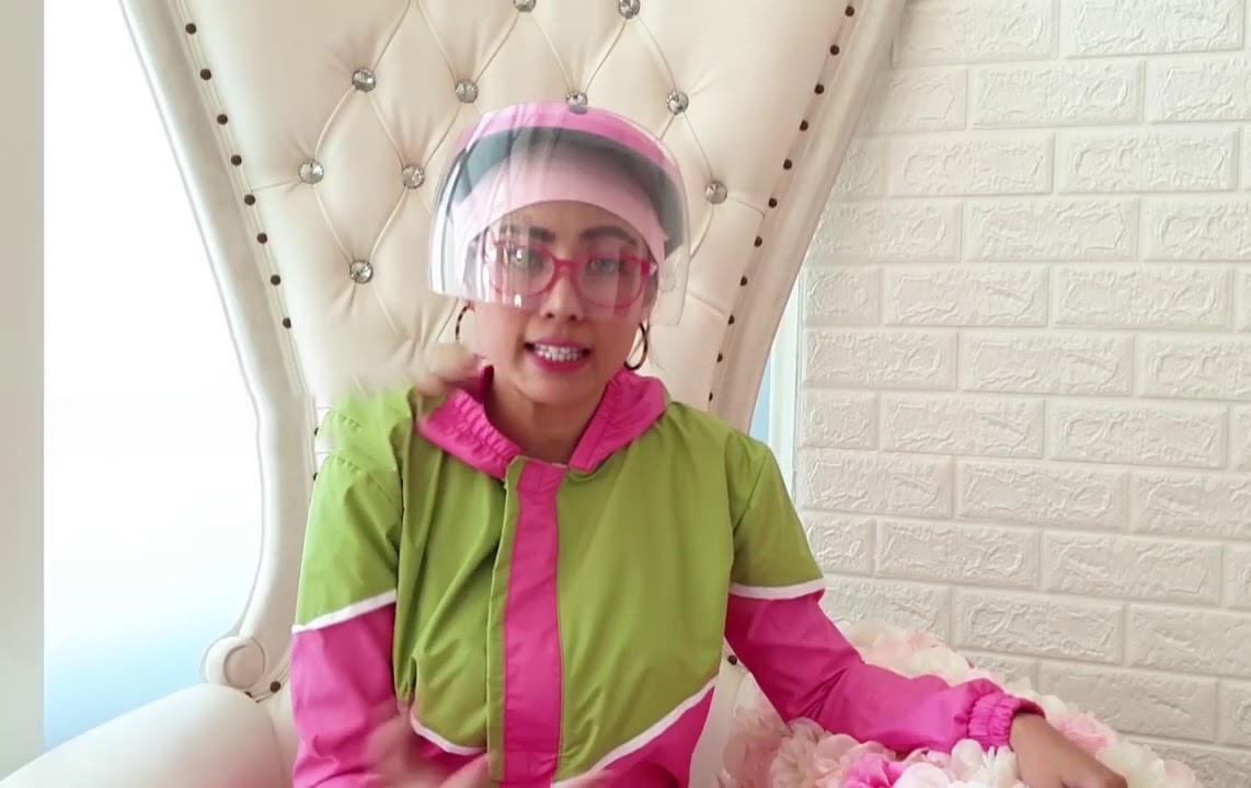 Nu nha si Indonesia thiet ke do bao ho mau sac hinh anh