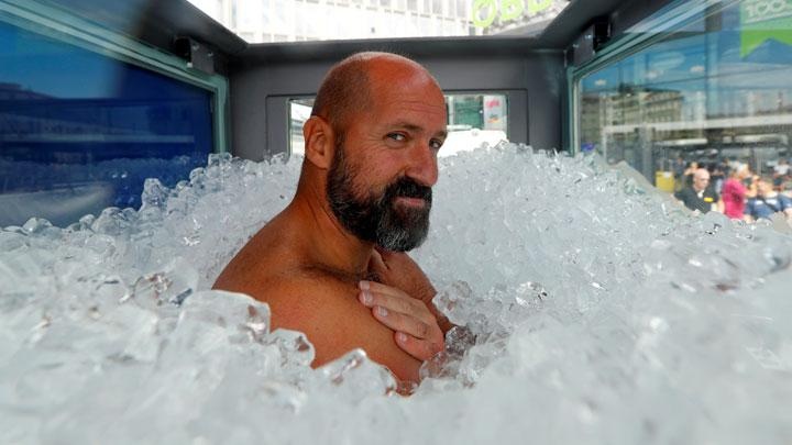 Nguoi dan ong pha ky luc ngam minh trong da lanh hinh anh